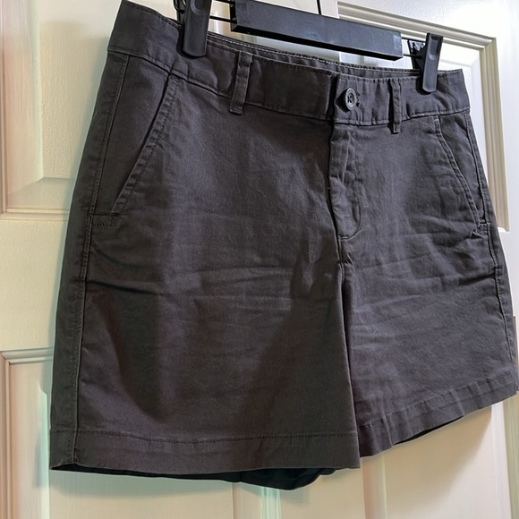 Eddie Bauer Legend Wash Stretch Slightly Curvy Chino Shorts - Size 2 - Picture 2 of 8